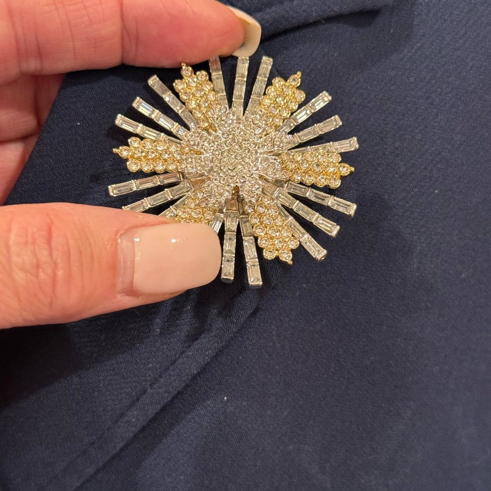 Elegant Gold and Silver crystal Brooch - Picture 4 of 10